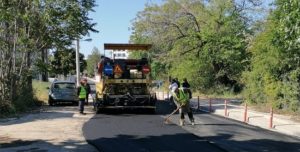 Μαρούσι: Αυτοψίες του Δημάρχου Αμαρουσίου σε εκτελούμενα έργα στο Δήμο Αυτοψίες του Δημάρχου Αμαρουσίου Θεόδωρου Αμπατζόγλου σε εκτελούμενα έργα του Δήμου - Παραδίδεται στην κυκλοφορία η Αγίου Αθανασίου. Θ. Αμπατζόγλου: «Κάθε μέρα γίνεται και ένα σημαντικό βήμα για την βελτίωση της καθημερινότητας των δημοτών μας». Αυτοψίες σε εκτελούμενα έργα του Δήμου Αμαρουσίου πραγματοποίησε ο Δήμαρχος Θεόδωρος Αμπατζόγλου, την Παρασκευή 8 Μαΐου 2020, στο πλαίσιο επιτόπιων ελέγχων που πραγματοποιεί για την πρόοδο των εργασιών σε διάφορες περιοχής της πόλης. Η πρώτη επίσκεψη του Δημάρχου πραγματοποιήθηκε στην οδό Αγίου Αθανασίου όπου ενημερώθηκε για την περάτωση των εργασιών που αφορούσαν σε κατασκευή πεζοδρομίου και ασφαλτόστρωση και συνεπώς για την παράδοση του δρόμου στην κυκλοφορία. Ο κ. Θ. Αμπατζόγλου συζήτησε με τον ανάδοχο για τις τεχνικές δυσκολίες του έργου που σχετίζονταν κυρίως σε υποδομές τρίτων, ως αποτέλεσμα μιας γενικότερης ανάγκης για επανασχεδιασμό του συνόλου των παροχών και του τρόπου που αυτές έχουν εγκατασταθεί με την πάροδο των χρόνων και με την εξέλιξη των τεχνολογιών. Στη συνέχεια ο Δήμαρχος Αμαρουσίου επισκέφτηκε τα έργα που εκτελούντο επί των οδών Στρ. Ρογκάκου και Κριεζή (περιοχή Πολυδρόσου) και αφορούσαν σε επισκευή λακουβών με τη μέθοδο της ταχείας αποκατάστασης οδοστρώματος που επιφέρει διακοπή της κυκλοφορίας για πολύ μικρό χρονικό διάστημα. Μετά το πέρας των αυτοψιών ο κ. Θ. Αμπατζόγλου δήλωσε: «Προτεραιότητά μας είναι η συνεχής παρακολούθηση των έργων και η εντατικοποίηση των εργασιών προκειμένου σε όλες τις γειτονιές του Αμαρουσίου να βελτιώνεται σταδιακά η καθημερινότητα των πολιτών. Μας χαροποιεί που το έργο επί της οδού Αγ. Αθανασίου περατώθηκε μετά από πολλές τεχνικές δυσκολίες. Η ανάγκη για δημιουργία ενός σύγχρονου δικτύου παροχών (τηλεφωνίας, ύδρευσης, φυσικού αερίου, λοιπών αγωγών) παραμένει το μεγάλο ζητούμενο για ένα σύγχρονο Μαρούσι και απαιτεί ένα ριζικό ανασχεδιασμό. Στο μεταξύ με τεχνικές γρήγορης επισκευής, όπως αυτές για το κλείσιμο λακουβών, θα προσπαθούμε να επιφέρουμε τη μικρότερη δυνατή ταλαιπωρία στους Δημότες μας κατά τη διάρκεια των απαραίτητων έργων. Συνεχίζουμε με μεθοδικότητα, την πιστή εκτέλεση του τεχνικού μας προγράμματος για τη βελτίωση της ζωής στο Μαρούσι μας». Παρόντες κατά τη διάρκεια των ελέγχων των τεχνικών έργων, ήταν ακόμη ο Πρόεδρος του Δημοτικού Συμβουλίου Δημήτρης Σμυρνής, οι Αντιδήμαρχοι Σπύρος Σταθούλης, Ευάγγελος Κάββαλος και Γιάννης Νικολαράκος και υπηρεσιακοί παράγοντες των τεχνικών διευθύνσεων του Δήμου.