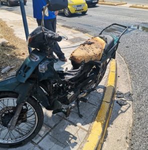 Βριλήσσια : Φωτιά σε μηχανάκι στην οδό Αναπαύσεως και Πεντέλης