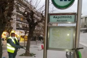 Αθήνα: Ο Δήμος Αθηναίων πλένει και απολυμαίνει συστηματικά με ειδικά απολυμαντικά, περιμετρικά από όλους τους Σταθμούς Μετρό, Τραμ, και Ηλεκτρικού