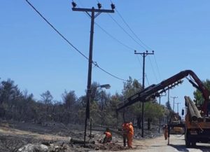 Αγώνας δρόμου για την ΔΕΔΔΗΕ για την επανηλεκτροδοτηση στις πυρόπληκτες περιοχές