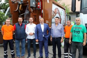 Περιφέρεια Αττικής: Παράδοση καφέ κάδων, απορριμματοφόρων συλλογής βιοαποβλήτων στον Δήμο Δάφνης - Υμηττού 