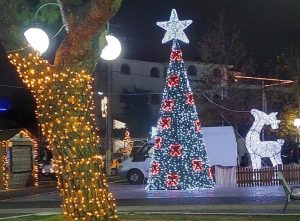 Πεντέλη: Φωταγώγηση του Χριστουγεννιάτικου δέντρου παρέα με τον Γιώργο Τσαλίκη