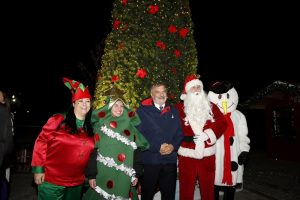 Περιφέρεια Αττικής: Σ’ ένα λαμπερό κλίμα φωταγωγήθηκε το Χριστουγεννιάτικο Δέντρο της Περιφέρειας στο Πεδίο του Άρεως