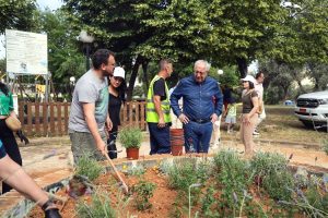 Μαρούσι:  Με τη συμμετοχή του Δημάρχου κατοίκων και νέων από το πρόγραμμα Erasmus φύτεψαν πάρκα στο Νέο Μαρούσι