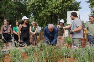 Μαρούσι:  Με τη συμμετοχή του Δημάρχου κατοίκων και νέων από το πρόγραμμα Erasmus φύτεψαν πάρκα στο Νέο Μαρούσι