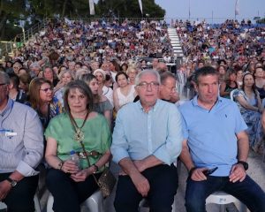 Μαρούσι : Καθήλωσε το κοινό η θεαματική συναυλία της Ευανθίας Ρεμπούτσικα στο Αίθριο Θέατρο Αμαρουσίου παρουσία του Δημάρχου