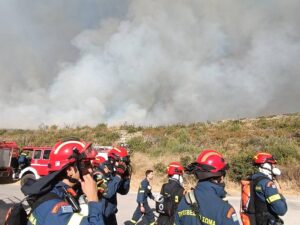 Διόνυσος: Μεγάλος αγώνας  από την πυροσβεστική να περιοριστεί το μέτωπο μεταξύ Σταμάτας και Ροδόπολης