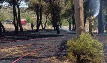 Πεντέλη: Φωτιά από έκρηξη σε κολώνα της ΔΕΗ σήμερα το πρωί στην Νταού Πεντέλης