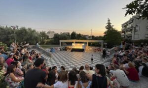 Λυκόβρυση Πεύκη: Χάρισε το γέλιο η παράσταση του Καραγκιόζη, στο κατάμεστο θεατράκι της Πλατείας Ελευθερίας