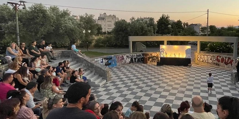 Λυκόβρυση Πεύκη: Χάρισε το γέλιο η παράσταση του Καραγκιόζη, στο κατάμεστο θεατράκι της Πλατείας Ελευθερίας