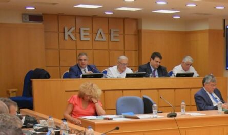 ΚΕΔΕ : Συνεδρίαση του ΔΣ της ΚΕΔΕ παρουσία του υπουργού Εσωτερικών Θ. Λιβάνιου και του υφυπουργού Β. Σπανάκη