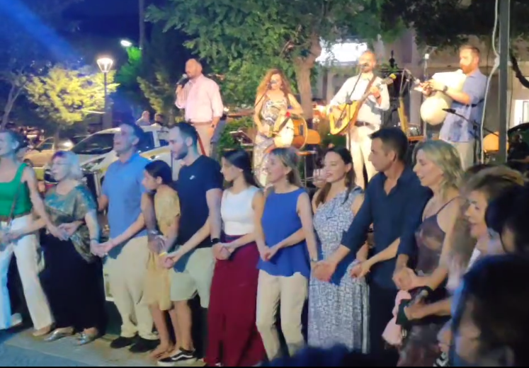 Πεντέλη: Το μουσικό συγκρότημα «ξέφραγο αμπέλι» στην πλατεία της Νεας Πεντέλης με τραγούδι και πολύ χορό