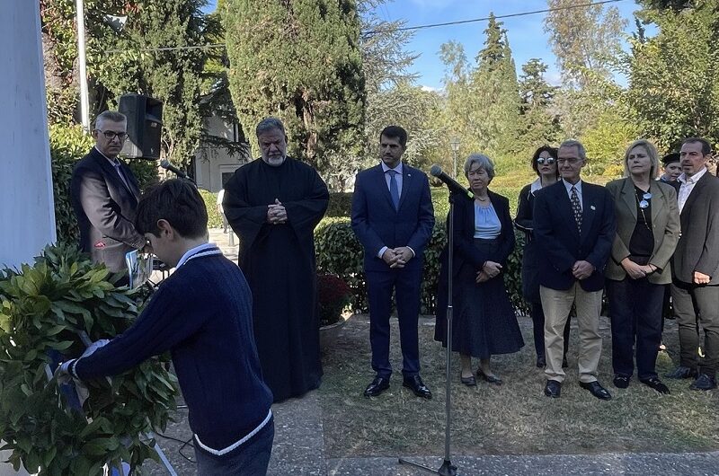 Κηφισιά: Με την κατάθεση στεφάνων σε Εκάλη, Ν. Ερυθραία άρχισαν οι εορταστικές εκδηλώσεις του Δήμου για την 28η Οκτωβρίου