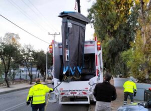 Λυκόβρυση Πεύκη: Στην αποκομιδή απορριμμάτων από τους υπόγειους κάδους ανακύκλωσης προχώρησε ο Δήμος Στην αποκομιδή απορριμμάτων από τους υπόγειους κάδους ανακύκλωσης προχώρησε ο Δήμος Λυκόβρυσης Πεύκης σε συνεργασία με την Περιφέρεια Ακόμη μία αποκομιδή απορριμμάτων από τις συνολικά 9 γωνιές ανακύκλωσης υπόγειων κάδων πραγματοποίησε το πρωί της Τρίτης 26 Νοεμβρίου 2024 ο Δήμος Λυκόβρυσης Πεύκης σε συνεργασία με την Περιφέρεια Αττικής. Σημειώνεται ότι ο Δήμος Λυκόβρυσης Πεύκης είναι από τους πρώτους Δήμους ο οποίος προχωρά συστηματικά στην αποκομιδή των απορριμμάτων από τους υπόγειους κάδους. Ο δήμαρχος Λυκόβρυσης Πεύκης Μάριος Ψυχάλης δήλωσε σχετικά: « Η αποκομιδή των απορριμμάτων από τους υπόγειους κάδους μας επιτρέπει να αυξήσουμε την ανακύκλωση στον Δήμο μας. Καθημερινά εφαρμόζουμε πολιτικές ανακύκλωσης και διαλογής στην πηγή, προστατεύοντας το Περιβάλλον και μειώνοντας την ταφή των απορριμμάτων». Από την πλευρά της η αντιδήμαρχος Καθαριότητας, Ανακύκλωσης και Κυκλικής Οικονομίας Μαρίνα Μαγκουρίλου τόνισε: «Σήμερα άδειασαν για ακόμη μια φορά φέτος οι βυθιζόμενοι κάδοι που βρίσκονται στην πόλη μας σε συνεργασία με τον ΕΣΔΝΑ. Οι Γωνιές Ανακύκλωσης περιλαμβάνουν διάφορα ρεύματα για ανακυκλώσιμα υλικά και τέθηκαν σε πλήρη λειτουργία από τον περασμένο Ιούλιο που άρχισε η αποκομιδή τους. Η προσπάθειά μας για αύξηση της ανακύκλωσης συνεχίζεται» Πού θα βρείτε τις 9 γωνιές ανακύκλωσης υπόγειων κάδων ΛΥΚΟΒΡΥΣΗ 1. Πλατεία Ελευθερίας (2ο δημοτικό Λυκόβρυσης) 2. Λεώφ. Σ. Βενιζέλου 53 (ΑΒ-Orchestra) 3. Αγίου Γεωργίου & Θησέως (Γυμνάσιο Λυκόβρυσης) 4. Πλατεία 25ης Μαρτίου 5. Γρ. Λαμπράκη 23-25 (LIDL) 6. Αγ. Βαρβάρας 25, (Δημαρχείο) 7. Λεώφ. Σ. Βενιζέλου 1 (ΕΘΙΑΓΕ) ΠΕΥΚΗ 1. Νικ. Καζαντζάκη 19 (1ο Γυμνάσιο Πεύκης) 2. Βρυούλων 27 & Μ. Μπότσαρη (4ο Δημοτικό Σχολείο Πεύκης) Δελτία Τύπου 26 Νοεμβρίου 2024 Λυκόβρυση Πεύκη: Στην αποκομιδή απορριμμάτων από τους υπόγειους κάδους ανακύκλωσης προχώρησε ο Δήμος