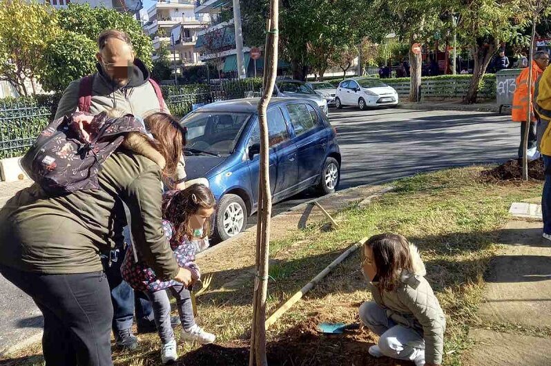 Χαλάνδρι: Τα παιδιά πρασίνισαν τον Συνοικισμό με 100 νέα δέντρα και φυτά