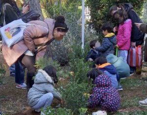 Χαλάνδρι: Τα παιδιά πρασίνισαν τον Συνοικισμό με 100 νέα δέντρα και φυτά