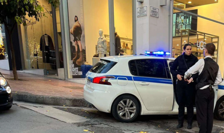 Αθήνα: Επιχείρηση της Τροχαίας στο Κολωνάκι για τον εντοπισμό διπλοπαρκαρισμένων αυτοκινήτων και μηχανών