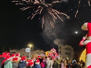 Μεταμόρφωση: Κατάμεστο το Σκεπαστό της Αττικής Οδού κατά την Φωταγώγηση του Χριστουγεννιάτικου Δέντρου