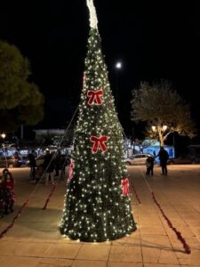 Πεντέλη: Οι εκδηλώσεις του Δήμου ξεκίνησαν επισήμως - Μαγική  φωταγώγηση και των τριών Χριστουγεννιάτικων  Δέντρων της πόλης