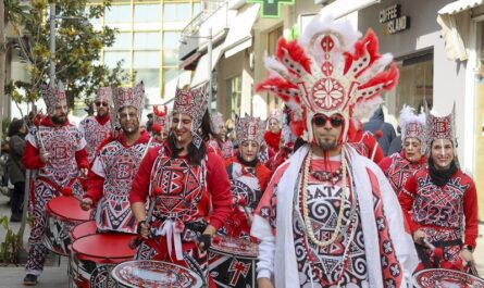 Μαρούσι: Οι πεζόδρομοι του Ιστορικού Εμπορικού Κέντρου και η Πλατεία Ευτέρπης ντύθηκαν στα χρώματα της Αποκριάς