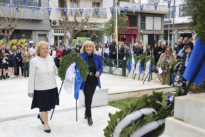 Μαρούσι: «Κατάθεση στεφάνου στο Μνημείο Ηρώων της πόλης» Απότισαν το δικό τους φόρο τιμής στους ήρωες του 1821 η μαθητιώσα νεολαία και φορείς της πόλης